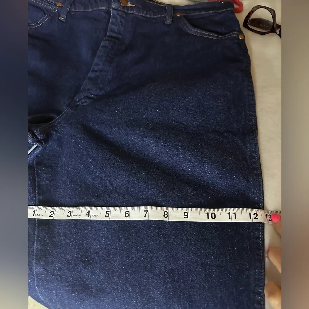 , wrangler, 42x32, 98% cotton, 2% spandex.